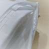Detalle de funda protectora de almohada con cremallera abierta para apreciar PU