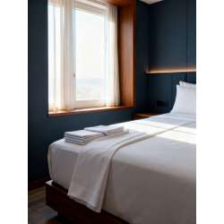 Cama Queen Size con sábanas blancas