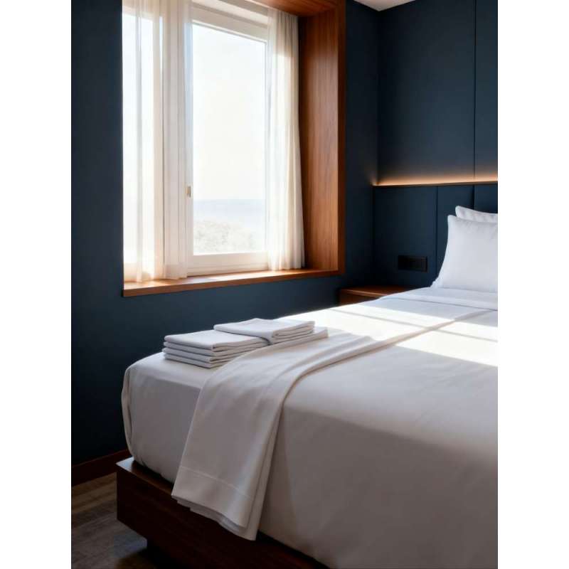 Cama Queen Size con sábanas blancas