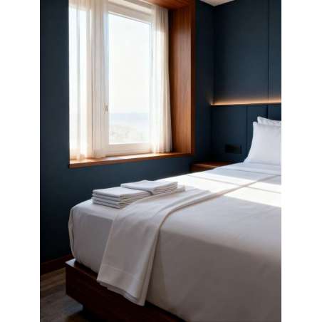 Cama Queen Size con sábanas blancas